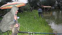 Déšť, tma a teplota pod deset stupňů. To všechno provázelo nedělní rybářské závody na rybníku v Jerlochovicích, místí části Fulneku. Místo čtyřiceti účastníků se za pruty posadilo pouhých patnáct.