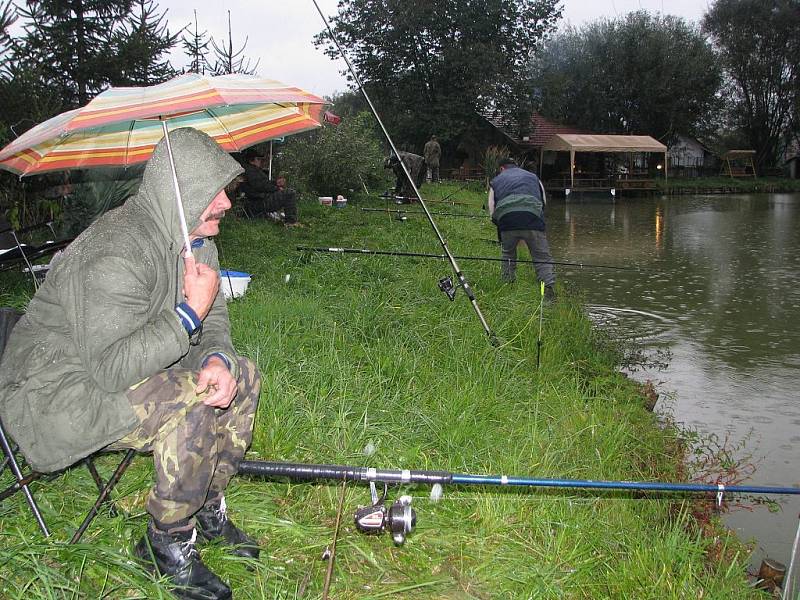 Déšť, tma a teplota pod deset stupňů. To všechno provázelo nedělní rybářské závody na rybníku v Jerlochovicích, místí části Fulneku. Místo čtyřiceti účastníků se za pruty posadilo pouhých patnáct.