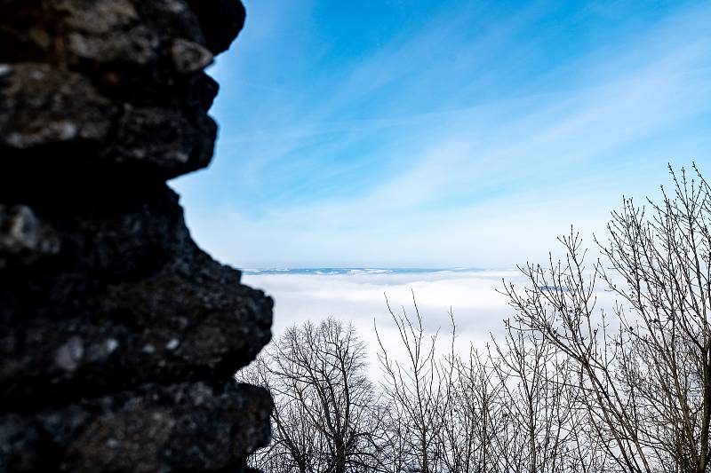 Lidé využili pěkného počasí k návštěvě zříceniny hradu Starý Jičín. 20. února 2021.