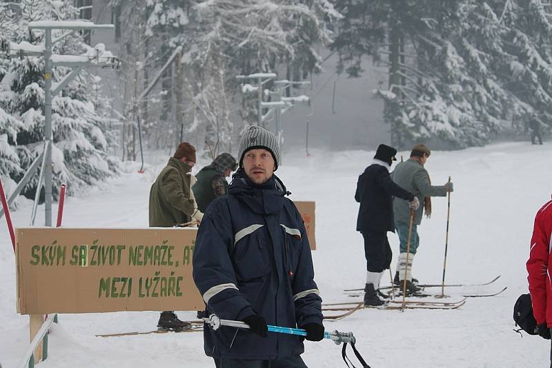 Veřovický kopec byl v obležení masek.