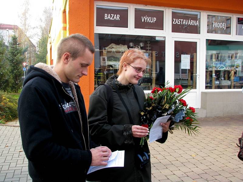 Ve Studénce se po třech měsících od tragédie sešli účastníci vlakového neštětstí. Od městského úřadu se vydali k památníčku na místě nehody, kde uctili osm jejích obětí.