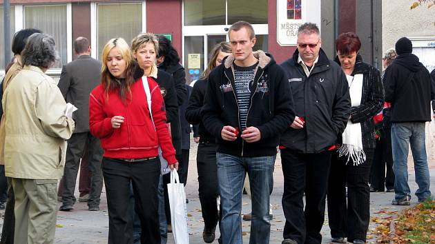 Ve Studénce se po třech měsících od tragédie sešli účastníci vlakového neštětstí. Od městského úřadu se vydali k památníčku na místě nehody, kde uctili osm jejích obětí.