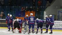 Hodonínští hokejisté (oranžové dresy) ve 29. kole východní skupiny druhé ligy prohráli doma s Novým Jičínem 2:3. Foto: Jan Zahnaš