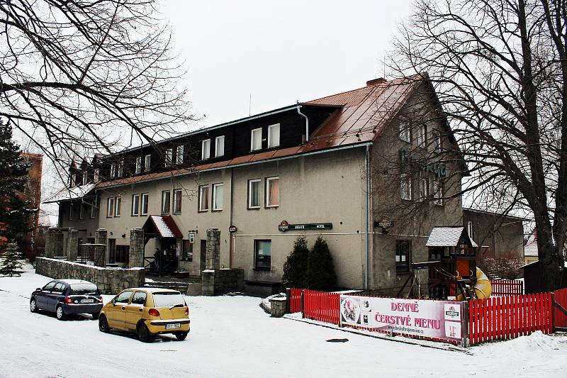 Trojanovice jsou obklopeny kopci a nádhernou přírodou. V obci je možné narazit na staré chalupy i moderní stavby.