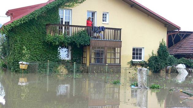 Apokalypsa, tak by se dala nazvat situace, která nastala ve čtvrtek ráno v Jeseníku nad Odrou po ničivé zápavě. V sedm hodin ráno se hovořilo v obci o třech obětích.