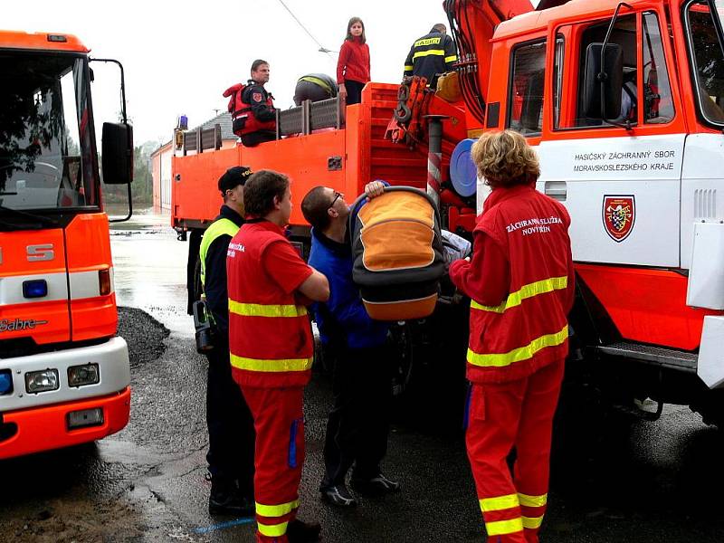 Apokalypsa, tak by se dala nazvat situace, která nastala ve čtvrtek ráno v Jeseníku nad Odrou po ničivé zápavě. V sedm hodin ráno se hovořilo v obci o třech obětích.