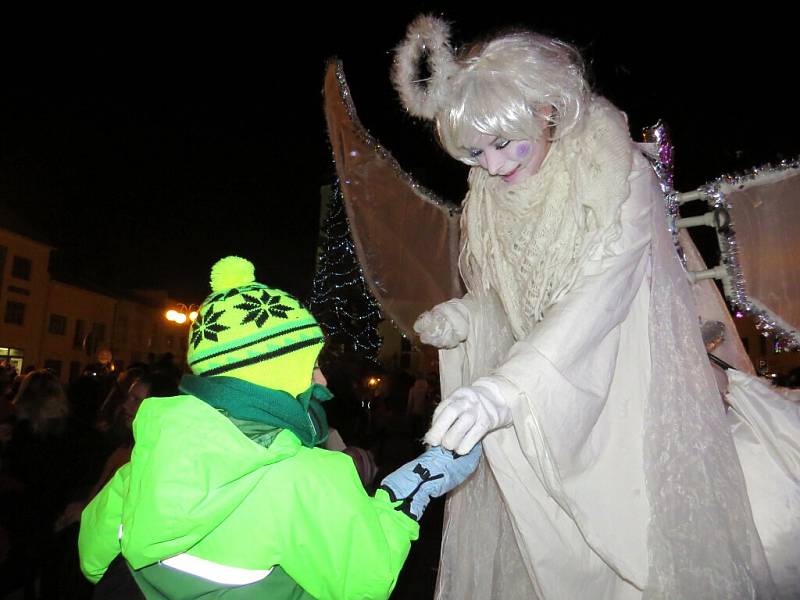 Nebeskou návštěvu hostilo o druhé adventní neděli Slezské náměstí v Bílovci. 