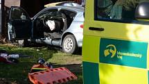 Dvě jednotky hasičů zasahovaly v úterý krátce po poledni v Sedlnici u nehody osobního automobilu Alfa Romeo 147, který narazil do zdi rodinného domku.