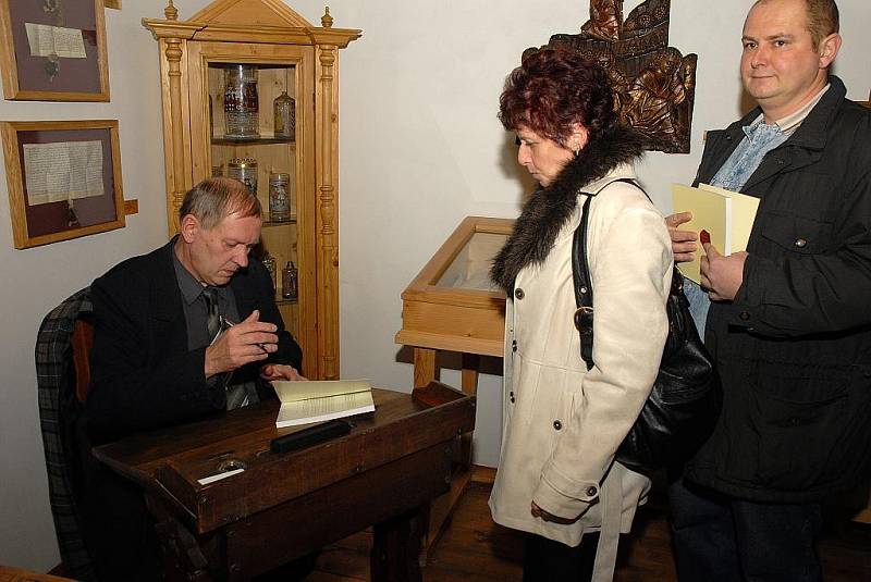 Jiří Tichánek se po křestu podepisoval do nové publikace Významné osobnosti města Štramberka.