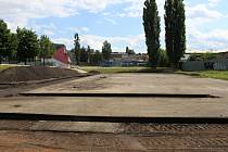 Stavba skateparku a bikeparku ve sportovním areálu v Novém Jičíně - 20. července 2023.