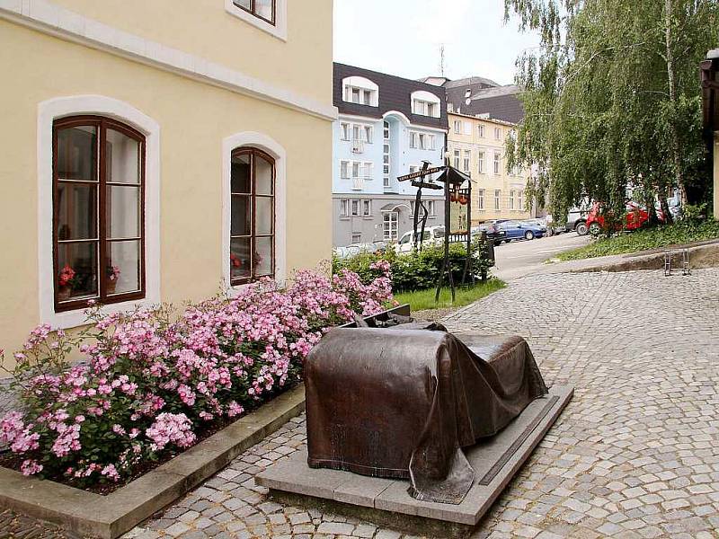 Měděná pohovka před rodným domem Sigmunda Freuda v Příboře zmizela na začátku listopadu. Odvezli si ji totiž umělci z pasířské dílny, aby ji opravili, poté, co do ní najel automobilem neznámý řidič.