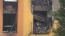 V panelovém domě ve Frenštátě pod Radhoštěm došlo k výbuchu plynu a následnému požáru.