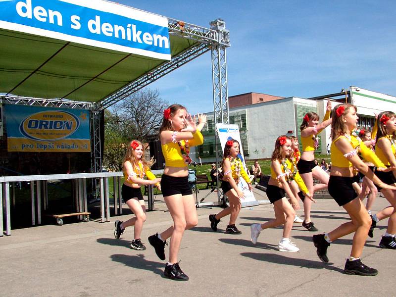 Družstvo aerobicu Renča nacvičuje 1. rokem na soutěž skupinových choreografií, jsou to dívky ve věku 8 - 11 let. 