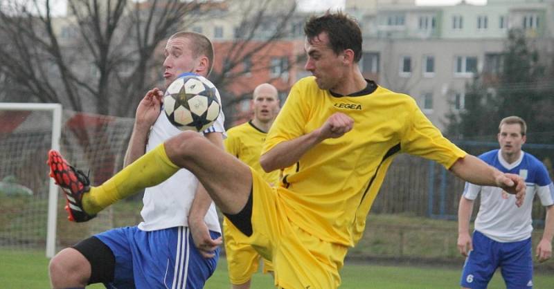 Divizní fotbalisté Nového Jičína nastoupili k prvnímu jarnímu domácímu utkání. Proti Určicím nakonec Pejšově souboru stačila ke třem bodům jediná branka, kterou obstaral v závěru první půle, po nedorozumění v hostující obraně, Smolarčík.