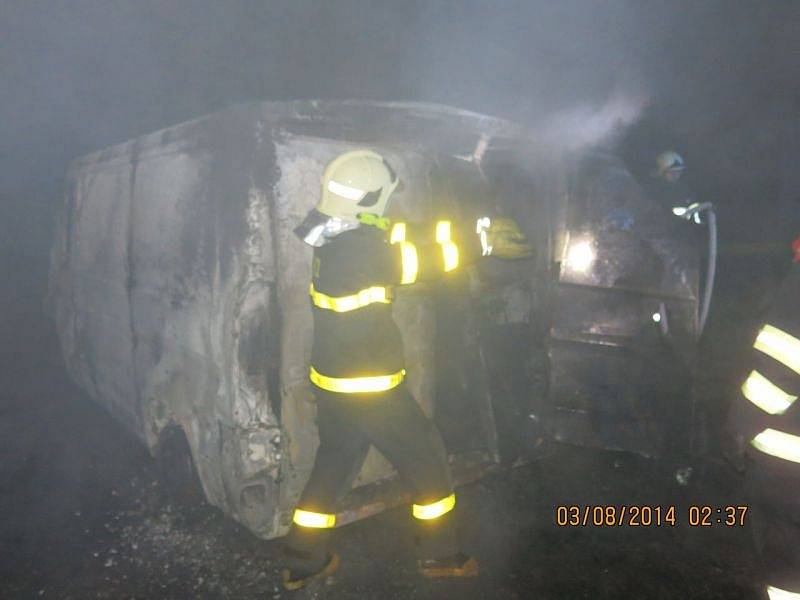 Ke dvěma požárům menších nákladních vozidel museli na Novojičínsku vyjížděli v noci ze soboty na neděli 3. srpna hasiči. (Kopřivnice)