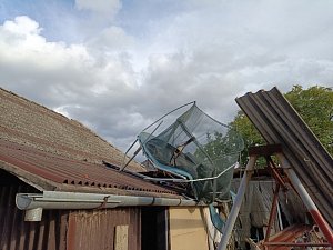 Trampolína, kterou tornádo v Hraběticích vzalo na jedné ze zahrad, skončila na střeše jednoho z domů.