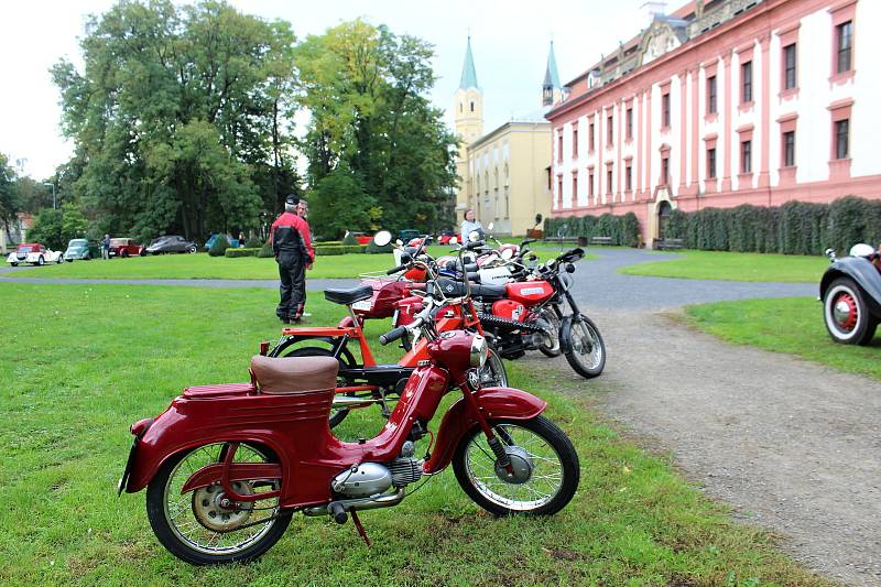 Desítky majitelů automobilových a motocyklových veteránů se sjely do areálu zámku v Kuníně, aby odtud vyrazily na 9. ročník Svatováclavské vyjížďky.