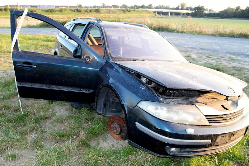 Během zhruba pěti měsíců se stal z odstaveného vozidla Renault Laguna nepojízdný vrak.