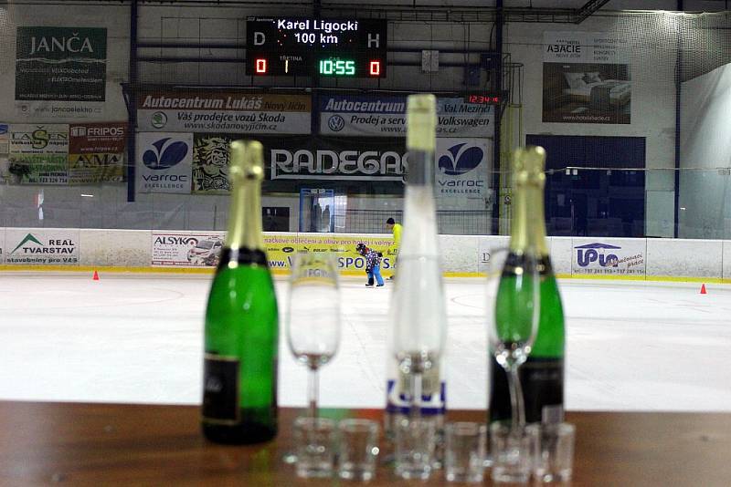 Karel Ligocki, šedesátiletý sportovec ze Suchdolu nad Odrou, překonal na zimním stadionu v Novém Jičíně svůj stávající rekord v disciplíně 100 kilometrů na bruslích a vytvořil tak nový český rekord.