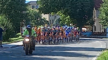 Trojanovicemi se prohnal cyklistický peloton skoro jako na Tour de France.