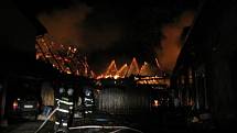 Hospodářskou budovu v Pustějově zachvátil požár
