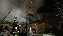 Hospodářskou budovu v Pustějově zachvátil požár