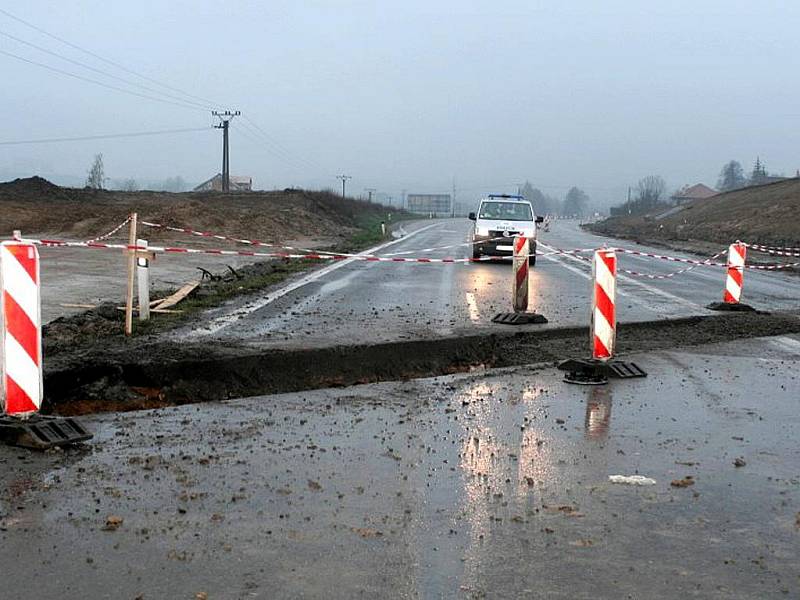 V sobotu 10. dubna ignoroval dvaatřicetiletý řidič značku Zákaz vjezdu a jel po dočasně uzavřeném úseku silnice první třidy I/48. Jeho cesta skončila v hlubokém výkopu a s těžkými zraněními skončil v nemocnici.