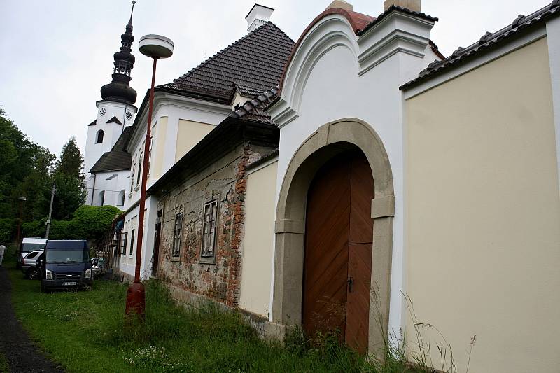 Katolická fara v Suchdole nad Odrou od vídeňského architekta Johanna Lucase Hildebrandta konečně prochází rozsáhlou rekonstrukcí. Před pár lety to byl zchátralý objekt.