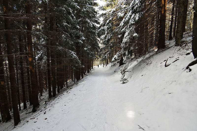 Pustevny byly v sobotu 6. března 2021 téměř pusté a prázdné, stejně jako trasa z Trojanovic-Bystrého a zpět nebo parkoviště v Ráztoce.