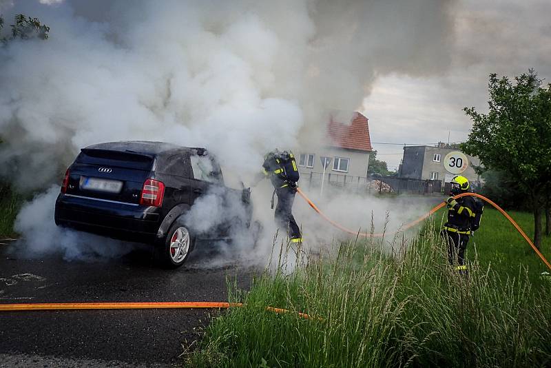 Hasiči svým rychlým zásahem dostali požár osobního automobilu pod kontrolu během pár minut za pomoci jednoho vodního proudu, celková likvidace požáru jim pak zabrala dalších 20 minut.