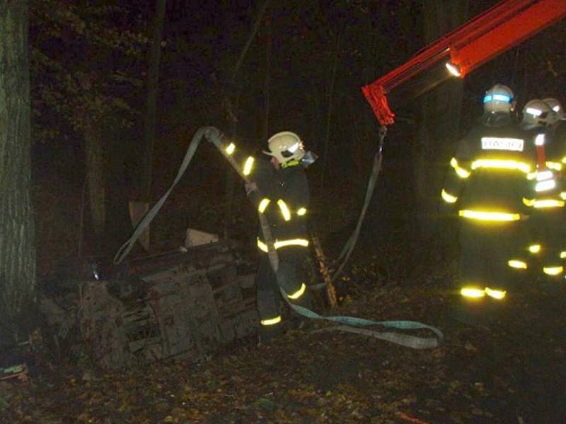 Tři jednotky hasičů zasahovaly v noci na úterý 6. listopaduna okraji Oder ve směru na obec Vražné u nehody Nissanu (pick up), který skončil v potoce. Hasiči museli vyprostit z havarovaného vozidla na pravém boku řidiče.