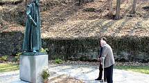 Po více než padesáti letech se slavný sochař Olbram Zoubek podíval do Fulneku na místo, kde vytvořil svou první práci. Pak zahájil vernisáž svých soch ve fulneckém kostele svatého Josefa. 