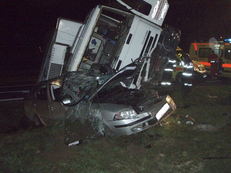 Devětapadesátiletý řidič Škody Octavia nepřežil srážku svého auta s nákladním automobilem Iveco.