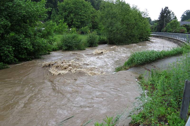 Vlivem dešťů se v pátek říčka Jičínka proměnila opět v nebezpečnou dravou řeku.