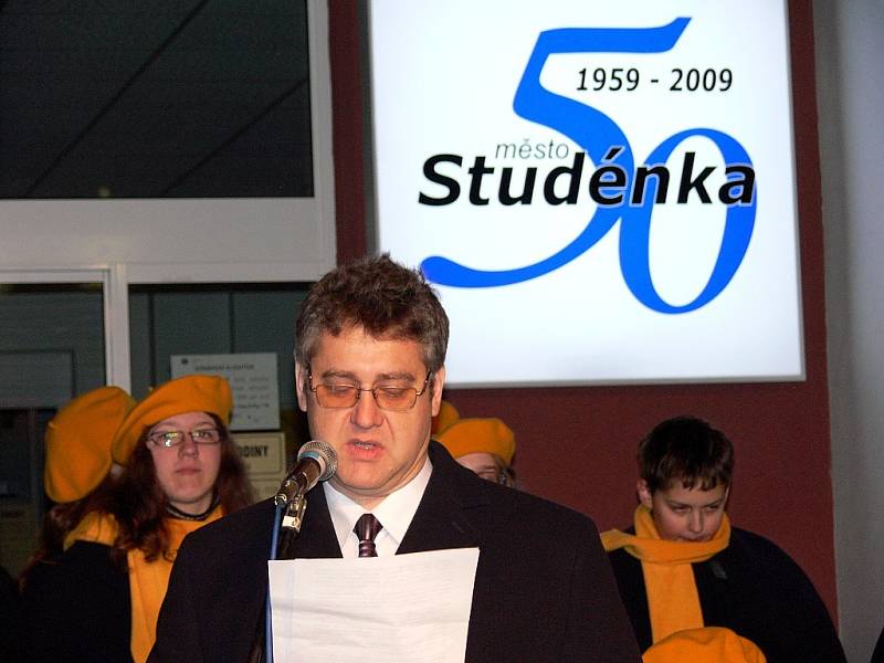 Nové logo (vpravo) bude doprovázet po celý rok 2009 oslavy města Studénka.