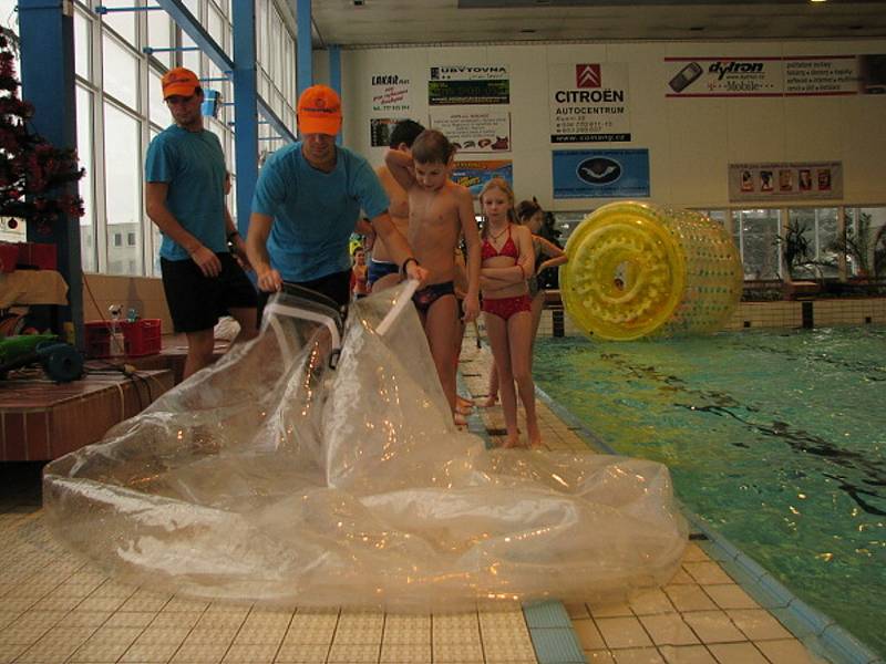 Na novojičinském bazéně měli zájemci poprvé příležitost, nechat se zavřít do nafukovací koule a vyzkoušet si adrenalinový sport nazvaný aquazorbing.