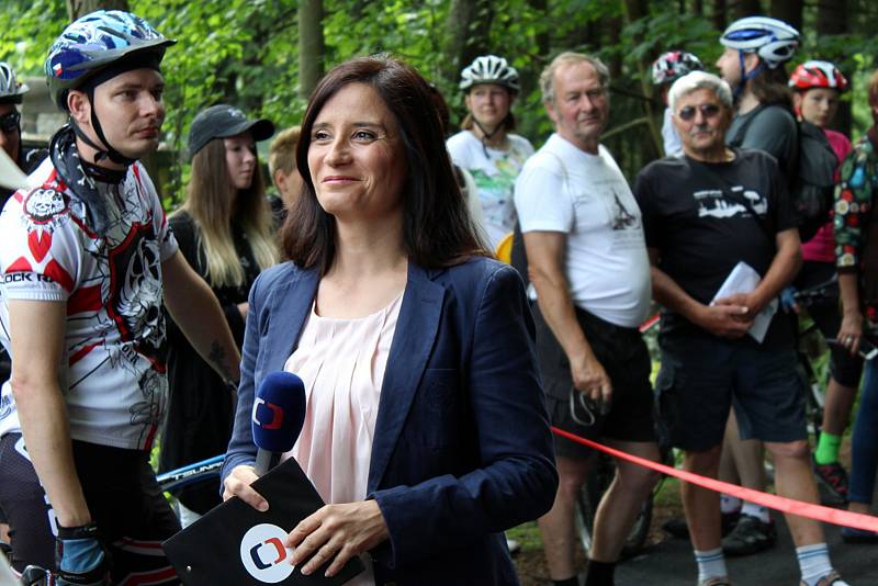 Knížecí cestu z Trojanovic-Ráztoky na Pustevny v sobotu otevřeli po celkové opravě zástupci Trojanovic, Moravskoslezského kraje, cyklisté i turisté.