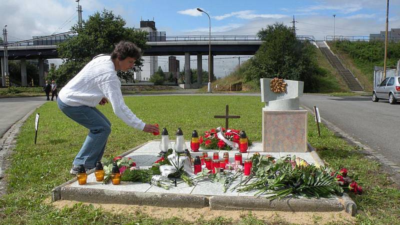 Položit kytici, zapálit svíčku či jen vzpomenout den před dvěma lety, který skončil tragédií. Na železnici vyhaslo 8. spna 2008 osm lidských životů. Pozůstalí, cestující, i ti, kteří se nebáli po nehodě pomoci, 8. srpna 2010 k osudnému místu.