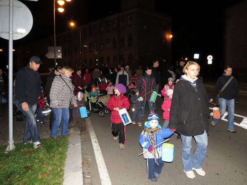 Položením kytic a věnců a lampionovým průvodem uctili v pátek 9. listopadu v Příboře památku válečných veteránů a padlých ve světových válkách.