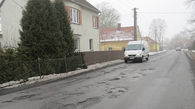 Mizející sníh a ústup mrazivých dní odhalily, jaké škody během několika desítek  dní napáchala zima na novojičínských silnicích. Komunikace všech tříd v současné  době pojí skutečnost, že připomínají řešeto.