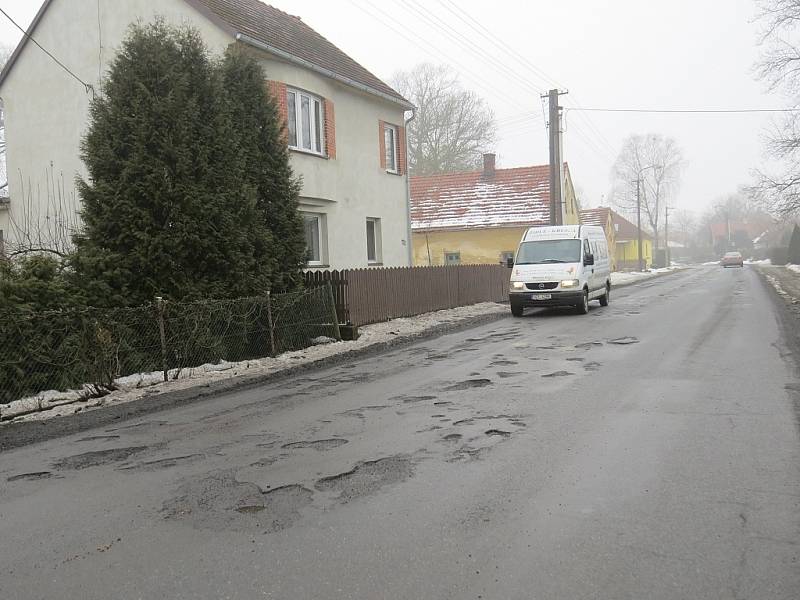 Mizející sníh a ústup mrazivých dní odhalily, jaké škody během několika desítek  dní napáchala zima na novojičínských silnicích. Komunikace všech tříd v současné  době pojí skutečnost, že připomínají řešeto.