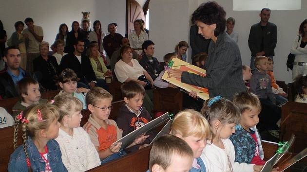 První září patřilo především malým předškolákům. V první školní den měly možnost seznámit se s třídními učitelkami, starostou Fulneku a alespoň trochu nahlédnout pod roušku školního života.