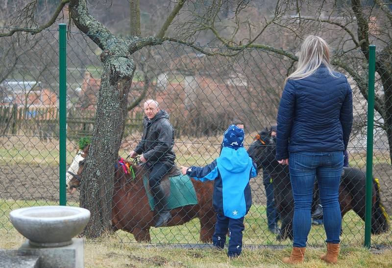 Fulnek – Lukavec – Boží hod velikonoční se nese v Lukavci, v místní části Fulneku, ve znamení tradice s názvem Jízda kolem osení. Tento starodávný zvyk se v České republice koná právě už jen v této obci na Novojičínsku a i letos lukavečtí muži, s úderem t