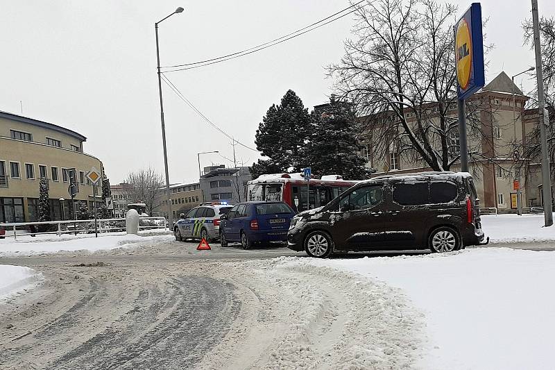 Na některých místech na Novojičínsku sněhová nadílka a mráz v pondělí 8. ledna trochu komplikovaly život chodcům i automobilistům.