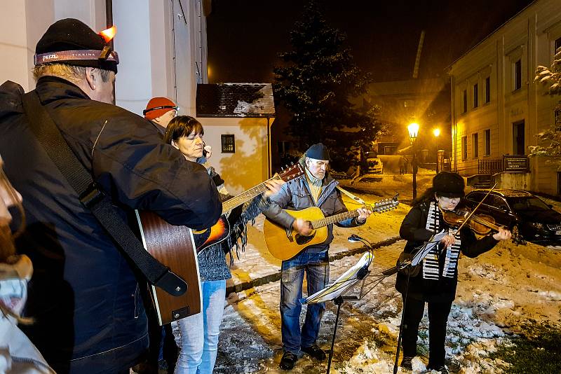 Vystoupení s vánočními písněmi na Štramberském náměstí u kostela sv. Jana Pavla Nepomuckého.