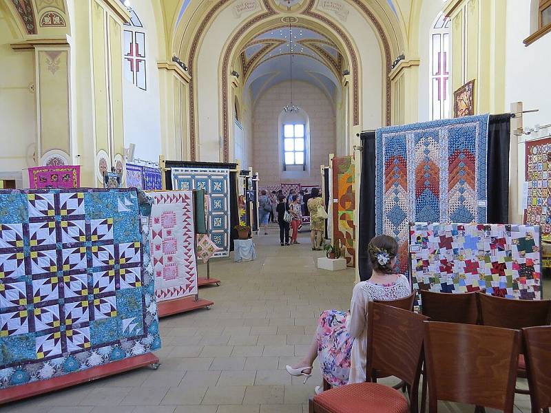 Třináctý ročník výstavy patchworku pořádá do neděle 19. června ve Fulneku 1. moravský patchworkový spolek. 