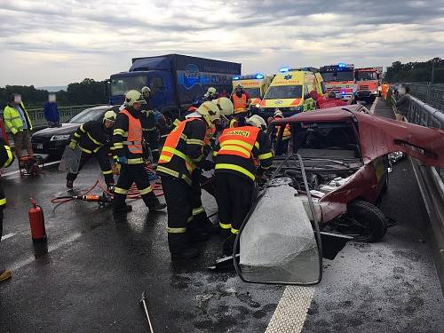 Dvě dopravní nehody v rozmezí několika minut, vzdálené vzdušnou čarou jen pár kilometrů, zaměstnaly v pátek ráno hasiče i záchranáře na Novojičínsku. Výsledkem karambolů je pět zraněných lidí. (Hladké Životice)