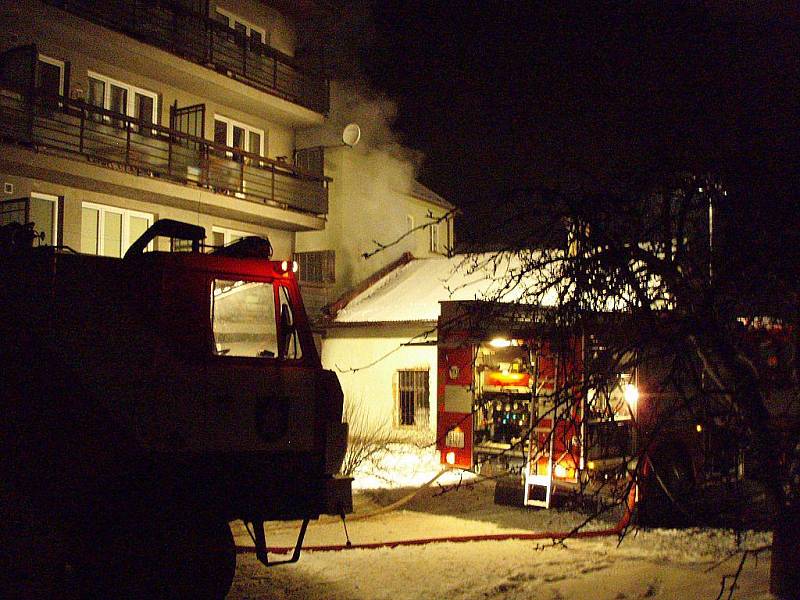Operační středisko hasičů zaznamenalo hlášení o požáru ve Fulneku na Fučíkově ulici krátce po druhé hodině ranní. 