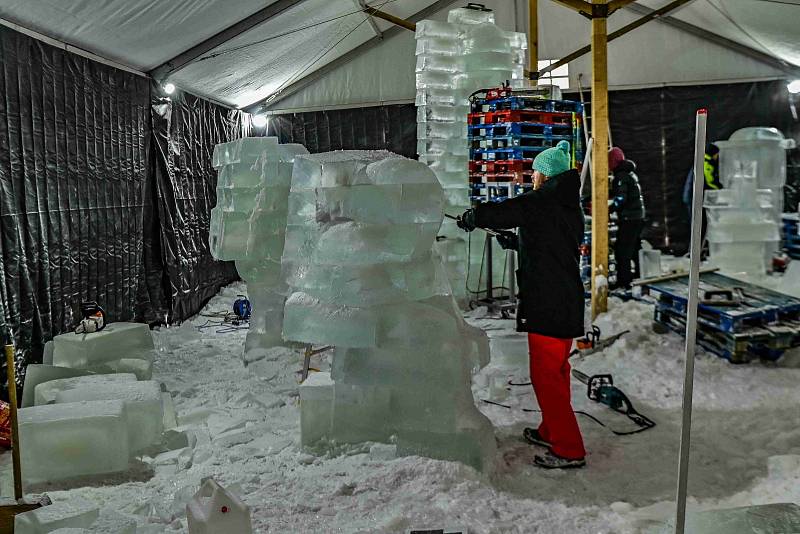 Beskydské Pustevny, inverze a přípravy na letošní expozici ledových soch.