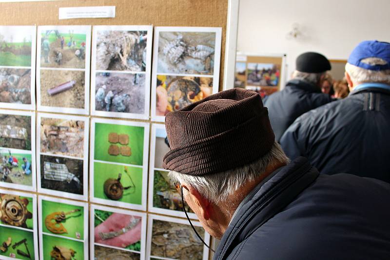 Setkání u památníku americkým letcům, jejichž bombardér sestřelili před 75 lety německé stíhačky, se uskutečnilo v sobotu 14. prosince v Palačově u Starého Jičína.